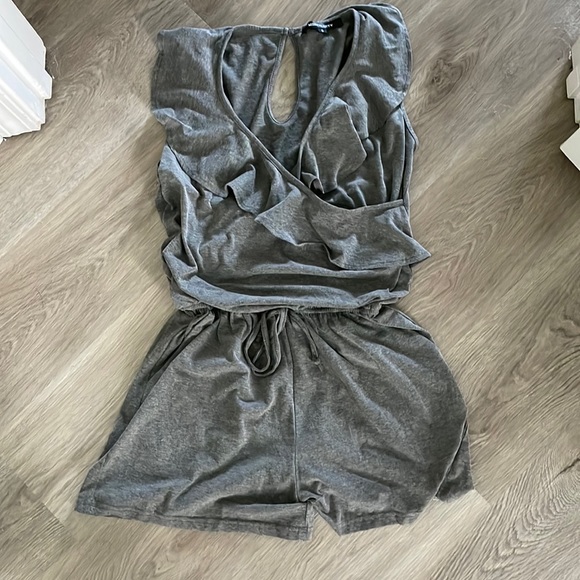 merokeety Pants - Womens gray romper size small with ruffle detail